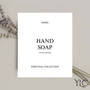 Peut inclure: Une carte blanche avec les mots "HOME", "HAND SOAP" et "ESSENTIAL COLLECTION" en texte noir. De la lavande séchée et des tiges sont disposées sur un fond neutre. Le logo YLC est dans le coin inférieur droit.