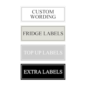 Könnte beinhalten: Vier rechteckige Etiketten mit Text. Das obere Etikett ist weiß mit schwarzem Text "CUSTOM WORDING". Das zweite Etikett ist hellgrau mit dem Text "FRIDGE LABELS". Das dritte Etikett ist hellgrau mit dem Text "TOP UP LABELS". Das untere Etikett ist schwarz mit weißem Text "EXTRA LABELS".