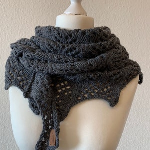 Hand-knitted triangular scarf with wavy edge and ajour pattern, color gray, made of virgin wool and alpaca, an eye-catcher, unique piece