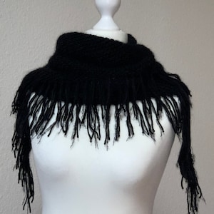 Driehoekige doek met franjes, zwart, twee verschillende garens gemaakt van scheerwol, mohair, alpaca, zijde. Handgebreid, hoogwaardig garen, uniek