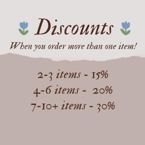 Może przedstawiać: Beżowa grafika ze słowem "Discounts" w brązowej czcionce, ozdobiona ilustracjami niebieskich kwiat&oacute;w. Tekst poniżej brzmi "When you order more than one item!" z poziomami rabat&oacute;w.