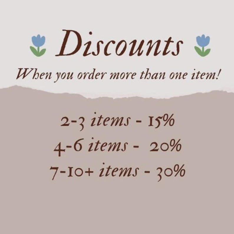 Może przedstawiać: Beżowa grafika ze słowem "Discounts" w brązowej czcionce, ozdobiona ilustracjami niebieskich kwiat&oacute;w. Tekst poniżej brzmi "When you order more than one item!" z poziomami rabat&oacute;w.