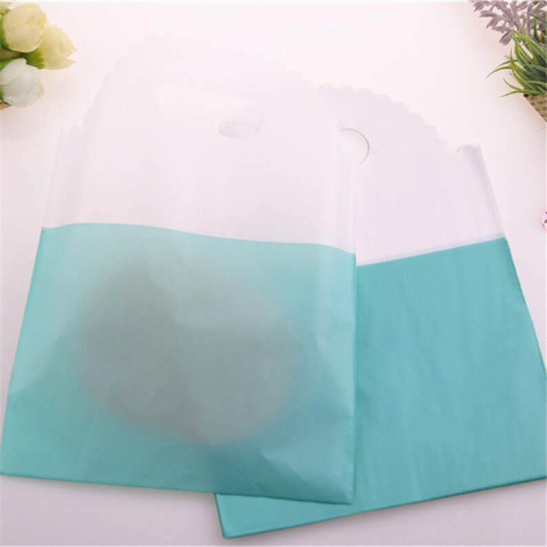 New Style Wholesale 100pcslot 15*20cm Luxury Simple Green/&White Plastic Packaging Bags With Handles Wedding Gift Pouches