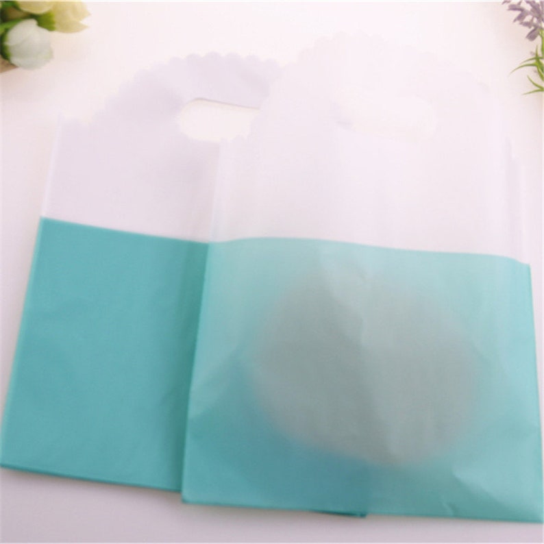 New Style Wholesale 100pcslot 15*20cm Luxury Simple Green/&White Plastic Packaging Bags With Handles Wedding Gift Pouches