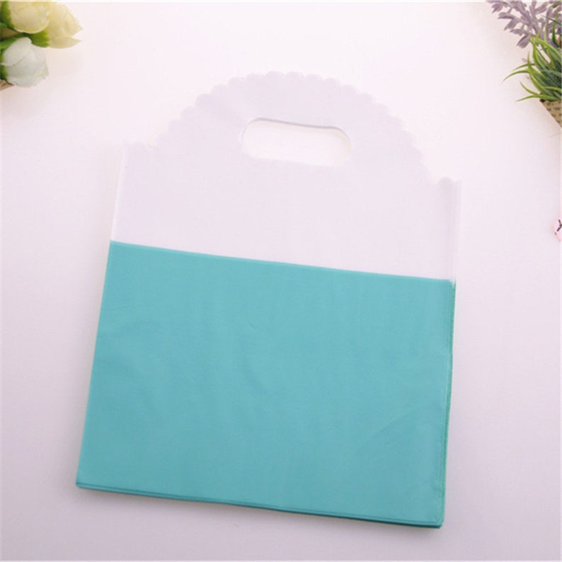 New Style Wholesale 100pcslot 15*20cm Luxury Simple Green/&White Plastic Packaging Bags With Handles Wedding Gift Pouches