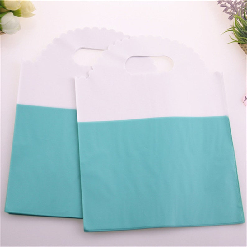 New Style Wholesale 100pcslot 15*20cm Luxury Simple Green/&White Plastic Packaging Bags With Handles Wedding Gift Pouches