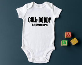 Divertente chiamata di doody brown ops Gilet per neonati / pigiama, neonato, cameretta, neonati, baby shower