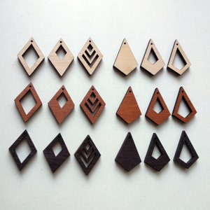 Op de afbeelding: Assortiment van houten oorbellen in verschillende vormen en kleuren, waaronder bruin, zwart en natuurlijk hout. De oorbellen hebben geometrische ontwerpen, waaronder diamanten, driehoeken en abstracte patronen.