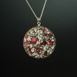 Precious metal orgonite amulet made of lapis lazuli, emerald or thulite with gold, platinum and silver