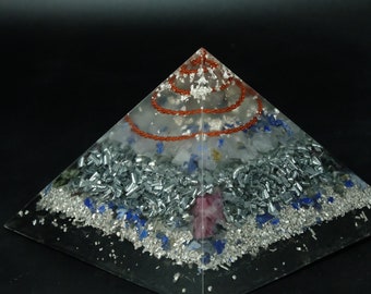 Orgonite pyramid made of high-quality gemstones and metals with lapis lazuli and blue calcite and more by Sonnenkraft7®