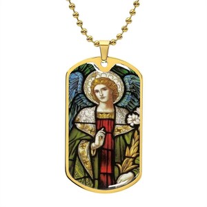 Puede incluir: Collar de cadena dorada con un colgante de chapa de perro dorada con una imagen de vitral de un &aacute;ngel con alas, un halo y una t&uacute;nica verde y roja.