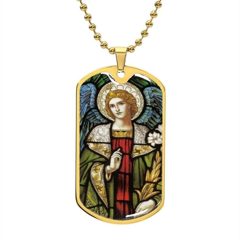 Puede incluir: Collar de cadena dorada con un colgante de chapa de perro dorada con una imagen de vitral de un &aacute;ngel con alas, un halo y una t&uacute;nica verde y roja.