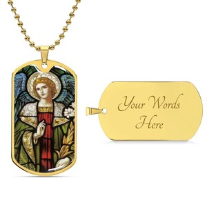 Puede incluir: Collar de cadena dorada con un colgante de placa de identificaci&oacute;n dorada que presenta una imagen de vitral de un &aacute;ngel con alas. La parte posterior de la placa de identificaci&oacute;n est&aacute; en blanco y se puede grabar con "Tus palabras aqu&iacute;".