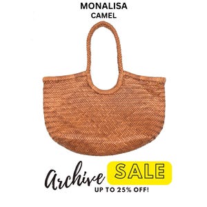 Puede incluir: Un bolso de mano trenzado de color camel con base redondeada y dos asas trenzadas. El texto MONALISA CAMEL aparece sobre el bolso, y el texto Archive SALE UP TO 25% OFF! se encuentra debajo del bolso sobre un fondo rectangular amarillo.