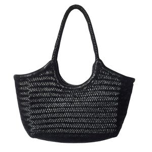 以下が含まれることがあります： 黒色の織りトートバッグ、編み込みハンドル付き。 バッグは丸みを帯びた上部と、ボディ全体に織り模様があります。 ハンドルも編み込まれており、バッグの側面に付いています。 バッグは耐久性のある素材で作られています。
