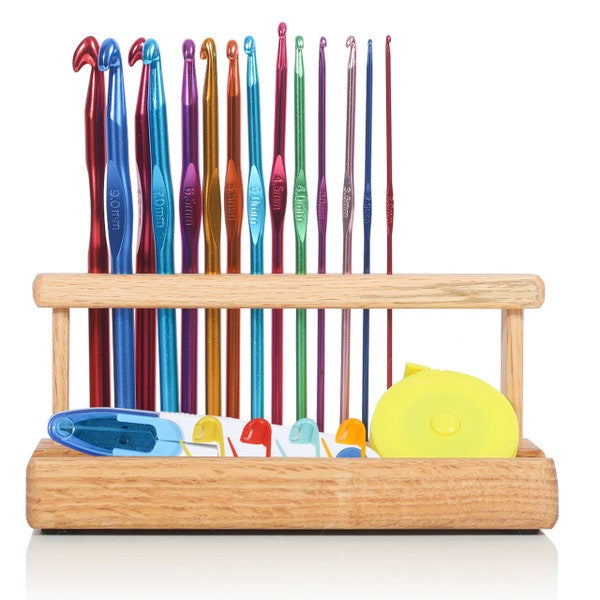 Olikraft Crochet Hook Organizer Set - Un support de poste de travail en bois avec 14 crochets à prise standard et son kit d'accessoires