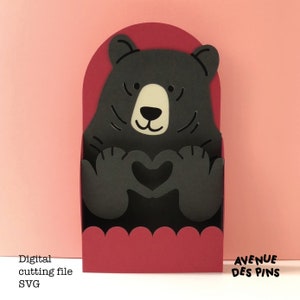 Tarjeta emergente del Día de San Valentín SVG - Oso lindo haciendo signo de corazón - Archivo artesanal DIY