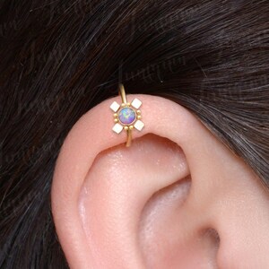 Boucle d'oreille cartilage. Cerceau de perçage de tour. Boucle d'oreille tragus. Boucle d'oreille hélicoïdale en or. Anneau de cartilage en acier chirurgical. Cerceau cliquable. Anneau de conque.