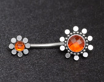 Anneau de nombril. Bijoux du ventre. Bijoux de nombril. Le nombril sonne petit. Anneau de ventre. Piercing chirurgical du nombril en acier. Bijoux nombril.