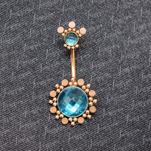 Bijoux de nombril. Bijoux de nombril. Anneau de nombril court. Anneau de ventre. Bijoux de piercing pour le ventre. Piercing nombril. Ventre d&#39;haltères.