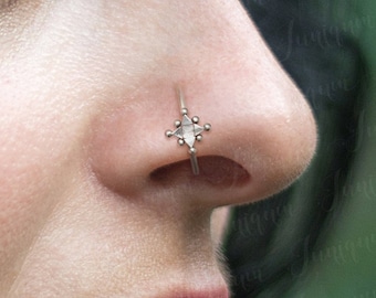 Piercing al naso. Cerchio per il naso 20g. Piercing al naso. Orecchino al naso. Gioielli per il naso in acciaio chirurgico. Anello al naso opale. Orecchino di cartilagine. Cerchio dell&#39;orecchino dell&#39;elica.