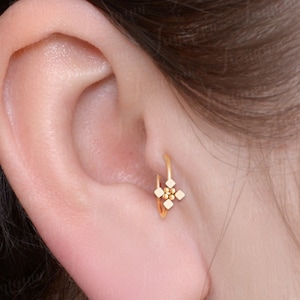 Créoles tragus. Boucle d&#39;oreille tour. Boucle d&#39;oreille conque. Cerceau hélicoïdal vers l&#39;avant. Cerceau de cartilage. Bijoux de perçage de tour. Anneau de tragus en acier chirurgical.