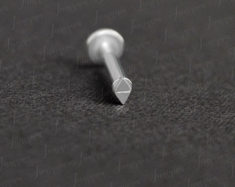 Pode incluir: Uma ferramenta de fabricação de joias de metal prateado com uma ponta em forma de diamante. A ferramenta é projetada para criar joias.