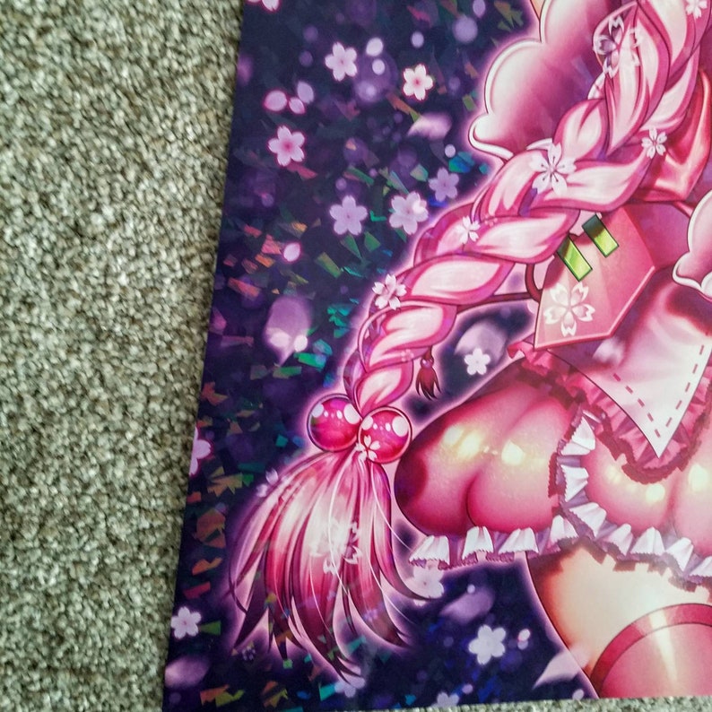 以下が含まれることがあります： ピンク色の長い三つ編みと桜の装飾が施された、鮮やかなアニメスタイルのイラストのクローズアップ。キャラクターは、白いレースのトリムが付いたピンク色の衣装を着ており、花のディテールが施された濃い紫色の背景が特徴です。