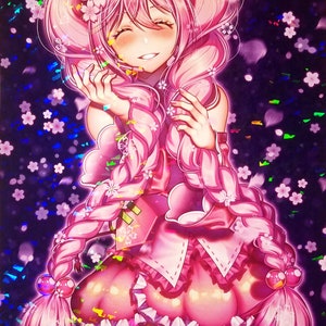 以下が含まれることがあります： 長いピンク色の三つ編みの髪に桜の花をあしらった、笑顔のキャラクターのアニメ風イラスト。キャラクターはフリルスカートのピンク色のドレスを着ており、背景は暗く、花が浮かんでいます。