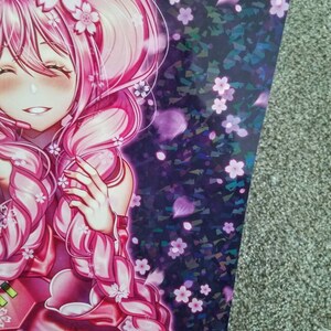 以下が含まれることがあります： ピンクの髪に桜の花をあしらった、笑顔のキャラクターを描いたアニメ風イラスト。キャラクターはピンク色の花柄のドレスを着ています。背景は、花びらが散りばめられた、暗く輝く紫です。