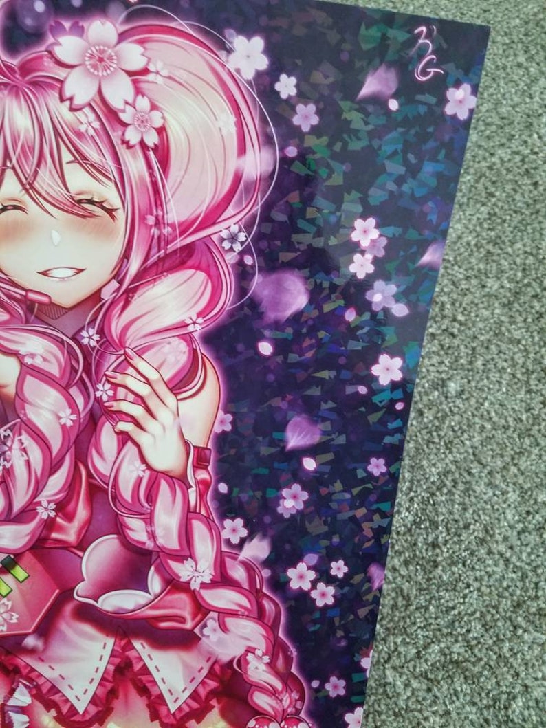 以下が含まれることがあります： ピンクの髪に桜の花をあしらった、笑顔のキャラクターを描いたアニメ風イラスト。キャラクターはピンク色の花柄のドレスを着ています。背景は、花びらが散りばめられた、暗く輝く紫です。
