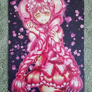 以下が含まれることがあります： ピンクの髪と衣装の笑顔のキャラクターを描いたアニメスタイルのイラスト。花柄の装飾が施され、背景には桜の花が舞っています。アートワークは柔らかく光る効果があります。