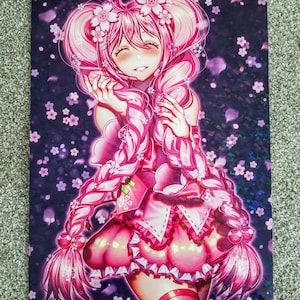 以下が含まれることがあります： ピンクの髪と衣装のキャラクターが描かれた、アニメスタイルのイラスト。花柄の装飾が施され、暗い背景に花びらが散りばめられています。アートワークは光沢のある仕上がりです。
