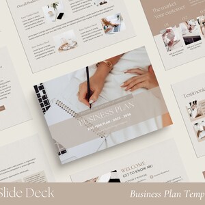 Puede incluir: Una plantilla de plan de negocios con un fondo beige y una mano escribiendo en un cuaderno. El texto en la p&aacute;gina dice "Focus on a Journey of Growth Business Plan Five Year Plan - 2022 - 2026".