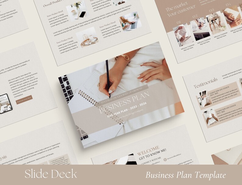 Puede incluir: Una plantilla de plan de negocios con un fondo beige y una mano escribiendo en un cuaderno. El texto en la p&aacute;gina dice "Focus on a Journey of Growth Business Plan Five Year Plan - 2022 - 2026".