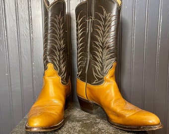 Vintage Justin USA women’s size 6.5 C (wide) 2 tone brown leather cowboy boots, great contrast stitching. Nice condition.