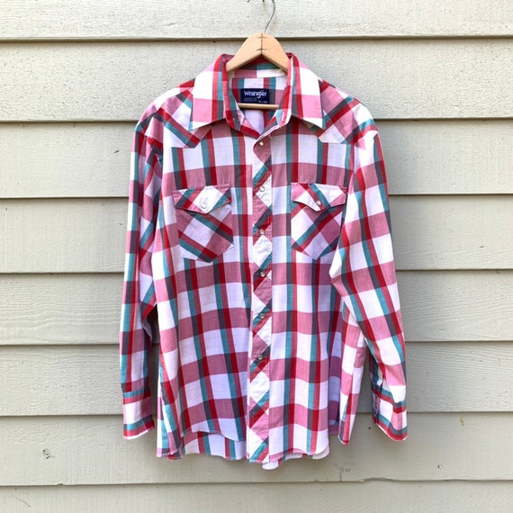 Wrangler western snapfront with sawtooth pocket flaps Medium classic plaid with white pearl snaps.