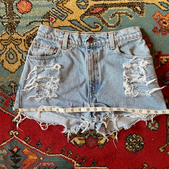 1990s Levis 550 distressed cut off shorts 26” mad… - image 5