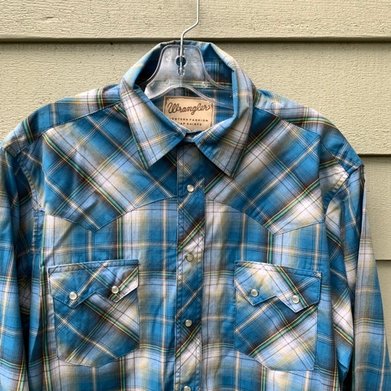 Wrangler western snapfront with sawtooth pocket flaps Medium classic plaid with white pearl snaps.