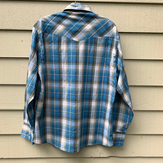 Wrangler western snapfront with sawtooth pocket flaps Medium classic plaid with white pearl snaps.