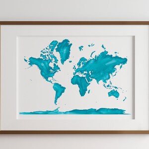 Könnte beinhalten: Ein gerahmter Druck einer Weltkarte, die in einem blaugrünen Aquarell-Stil gemalt ist.