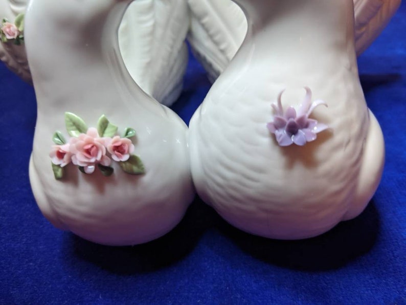 Free Shipping U.S.A. LLADRO 6359 Kissing Doves with Flowers Porcelain Figurine