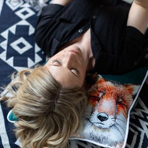 Luxury Handmade Velvet Urban Fox Cushion | Limited Edition Fox Scatter Pillow | Luxury Home Décor with Jade Green and White Piping immagine 7