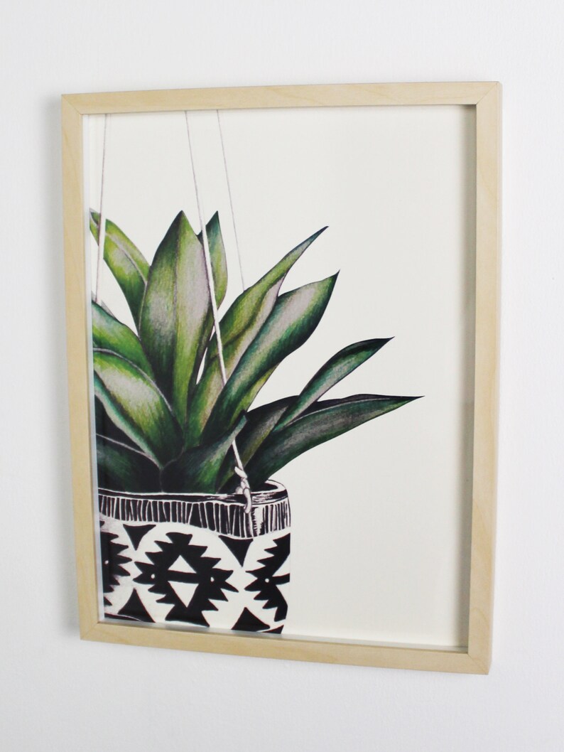 Puede incluir: Una ilustraci&oacute;n enmarcada de una planta verde colgando en una maceta con estampado geom&eacute;trico en blanco y negro.