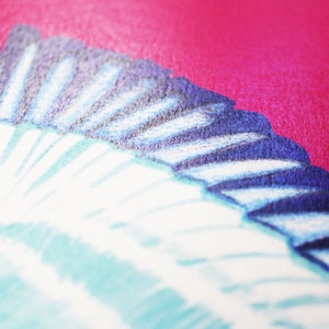 Peut inclure: Gros plan sur un tissu &agrave; motifs bleus et blancs sur fond rose. Le tissu a un aspect textur&eacute;, peint &agrave; la main.