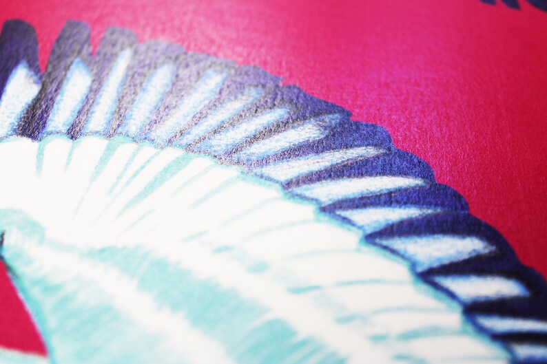 Peut inclure: Gros plan sur un tissu &agrave; motifs bleus et blancs sur fond rose. Le tissu a un aspect textur&eacute;, peint &agrave; la main.