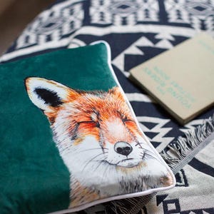 Luxury Handmade Velvet Urban Fox Cushion | Limited Edition Fox Scatter Pillow | Luxury Home Décor with Jade Green and White Piping immagine 4