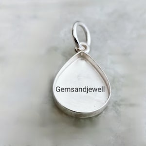 Peut inclure: Pendentif en argent avec un sertissage en forme de larme pour une pierre précieuse. Le pendentif est vide et prêt à être personnalisé avec une pierre. Le dos du pendentif est gravé du texte "Gemsandjewel".