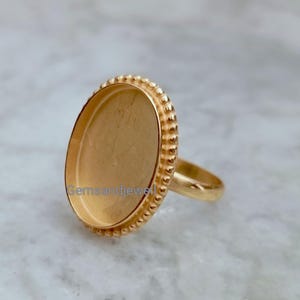 Peut inclure: Bague ovale en or avec une monture à sertir texturée. La bague est conçue pour accueillir une pierre précieuse en cabochon.