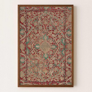 Arabski haftowany aksamit – arabeskowy wydruk ścienny – czerwień, patyna i antyczne złoto